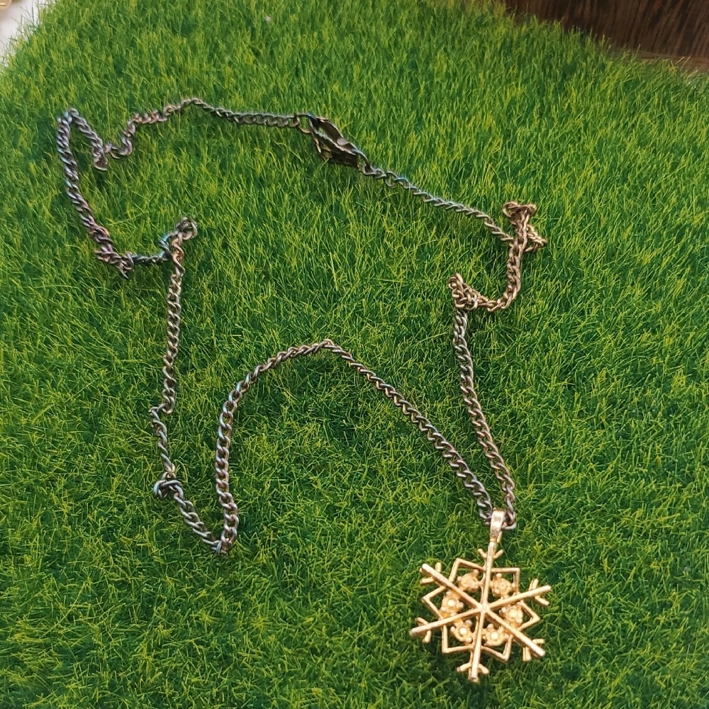 Antique Gold Tone Snowflake Pendant Necklace 18 Inch‎ N3822